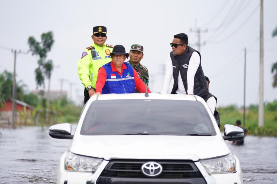 Tinjau banjir di pelalawan, Gubernur Serahkan Bantuan 10 ribu Ton Beras