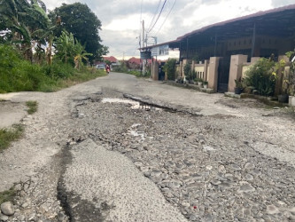 Jalan Kamboja Binawidya Dikeluhkan Warga: Rusak, Berlubang, dan Tergenang Air