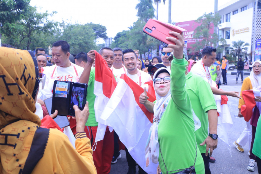 Jalan Santai Bareng Warga, Pj Wali Kota Bagikan Bendera Merah Putih