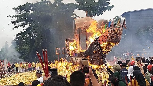 Disaksikan Puluhan Ribu Orang, Tiang Replika Kapal Tongkang Jatuh ke Arah Darat