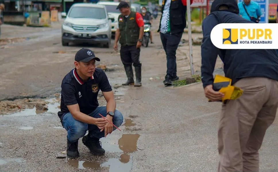 PUPR Pekanbaru Cor Lubang Jalan Dharma Bakti Sigunggung