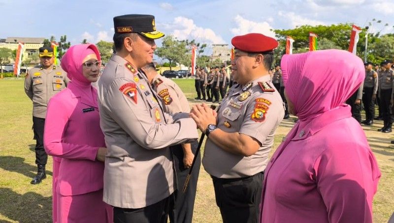 Kapolda Riau Lantik Lima Kombes dan Tiga AKBP, Tekankan Tanggung Jawab serta Akhlak