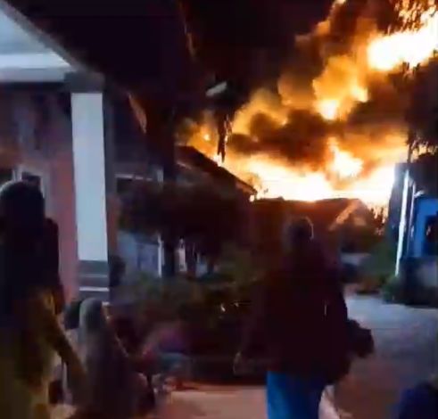 Kebakaran Hebat di Pekanbaru: Api Berasal dari Gudang Kayu, Belum Diketahui Penyebabnya