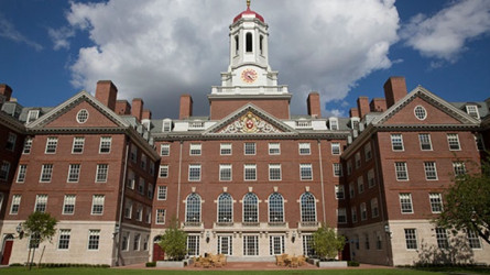 Hakim Gagalkan Upaya Trump Cegah Mahasiswa Asing ke Universitas Harvard