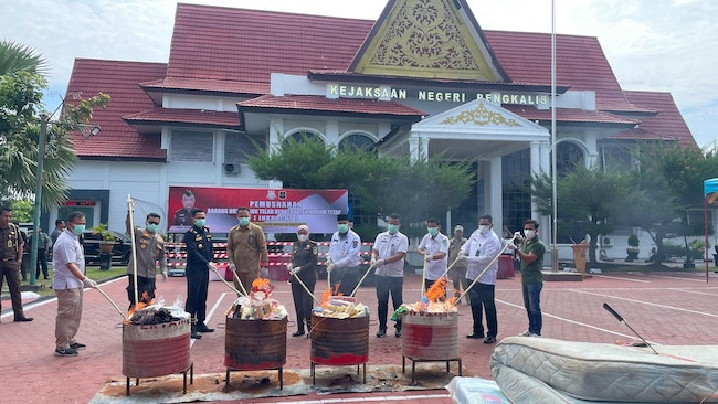 Kejari Bengkalis Musnahkan Barang Bukti 395 Perkara, Ada Sabu hingga Pakaian Bekas