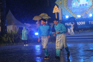 Pembukaan MTQ Pekanbaru Diguyur Hujan Deras, Walikota dan Gubri Tolak Dipayungi