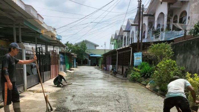 Warga Senang, Dinas Perkim Pekanbaru Semenisasi Jalan Rusak di Kampung Baru