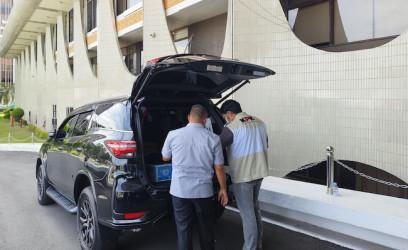 Pengembangan Kasus OTT di Riau, KPK Geledah Kendaraan Dinas Plt Gubri dan Sekdaprov