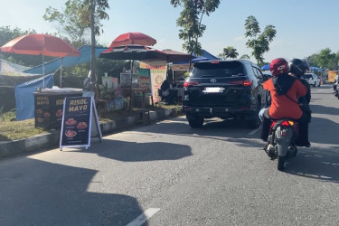Pengendara Keluhkan PKL di Jalan Sudirman Ujung