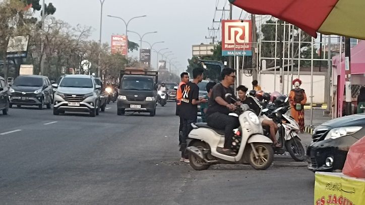 Parkir di Depan Panam Square Tambah Titik Macet Jalan HR Soebrantas