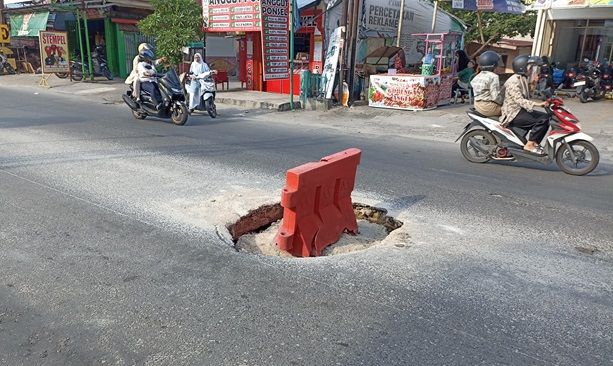 Jalan Ahmad Dahlan Kembali Amblas Akibat Galian IPAL, Lubang Dalam Bahayakan Pengendara