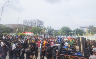 Dukung Satgas PKH Relokasi Warga TNTN, LMB dan Ribuan Mahasiswa Ujuk Rasa di Kantor Gubernur Riau