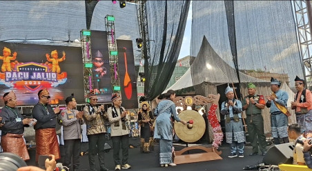 Buka Festival Pacu Jalur 2025, Menteri Pariwisata Teriak 'Salam Kayuah, Pacu Jalur Mendunia'