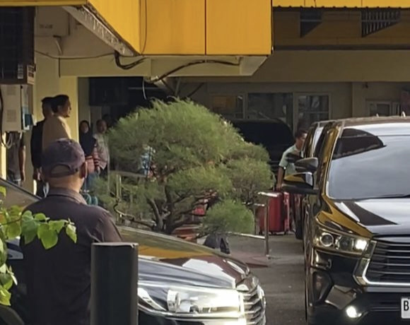 9 Jam Geledah Kantor Disdik Riau, Tim KPK Amankan 3 Koper Dokumen