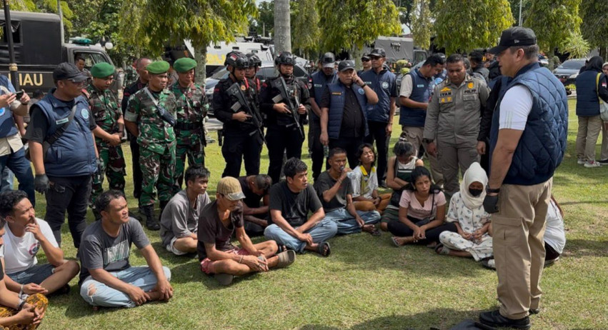 Razia Besar-besaran, Aparat Gabungan Amankan 14 Orang di Kampung Narkoba