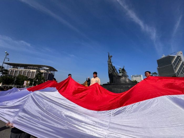 Pemuda Riau Kibarkan Bendera Raksasa di Tugu Zapin, Peringati Hari Sumpah Pemuda ke-96