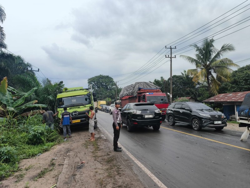 Gercep, Tim Raicet Polres Pelalawan Atasi Kemacetan Akibat Laka Lantas di Jalintim KM 107