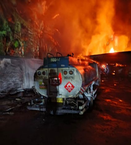 Gudang Diduga Berisi Solar Terbakar di Pekanbaru, Kerugian Capai Rp10 Miliar