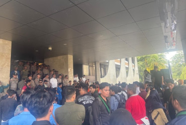 Mahasiswa Dobrak Gerbang Kantor Gubernur Riau, Aksi Unjuk Rasa Berujung Ricuh