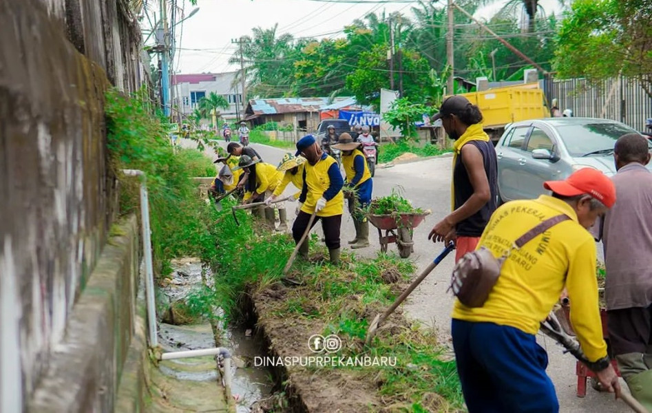 Pemko Pekanbaru Normalisasi Saluran Drainase di Jalan Karya Bakti