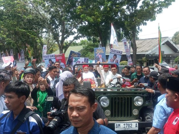 Daftar ke KPU, UAS Langsung Setir Mobil Antar Abdul Wahid - SF Hariyanto