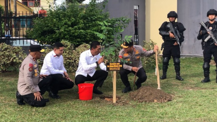 Dukung Pelestarian Lingkungan, Kabareskrim Polri Tanam Pohon Gaharu di Mapolda Riau