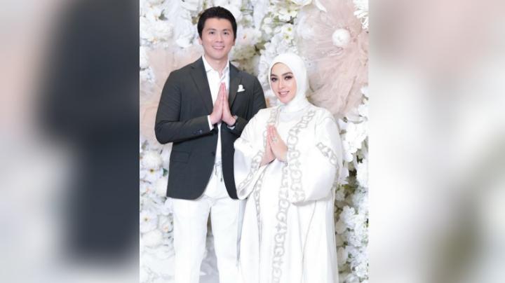 Syahrini Bergaya Serbaputih di Hari Raya Idul Adha 2024, Mirip saat Tasyakuran Tujuh Bulanan