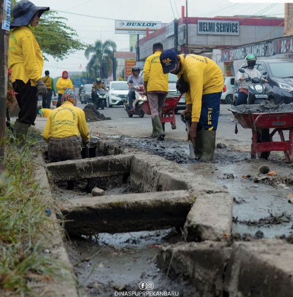 Rawan Banjir, PUPR Pekanbaru Kerahkan Pasukan Kuning Normalisasi Drainase di Panam, Rumbai dan Tenayan Raya