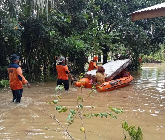 BPBD Rohul Evakuasi dan Salurkan Bantuan Korban Banjir Lima Desa di Tambusai