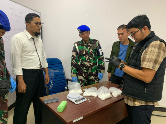 Bawa Hampir 1 Kg Sabu, Penumpang Bandara SSK II Tinggalkan Koper dan Kabur