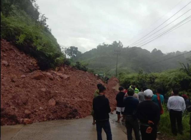 Terjadi Longsor, Jalan Lintas Riau-Sumbar Belum Bisa Dilewati