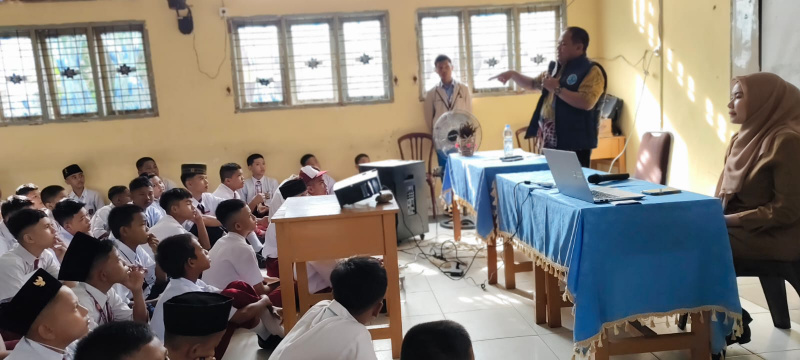 Membangun Kesadaran Siswa Tentang Bahaya Narkoba, Kepala BNN Sosialisasi di SMPN 12 Pekanbaru