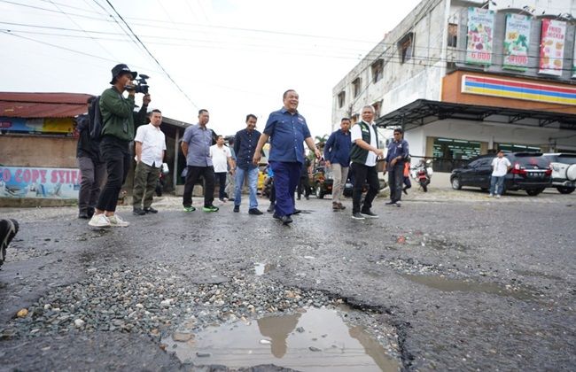 Pemprov Riau Ambil Alih Perbaikan Jalan Lokomotif Pekanbaru