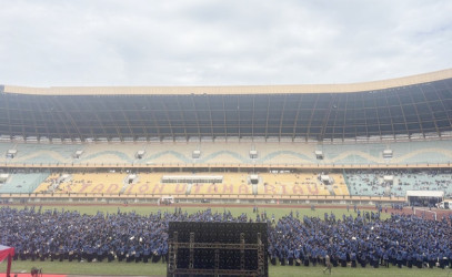 Stadion Utama Dipenuhi Ribuan PPPK Pemprov Riau