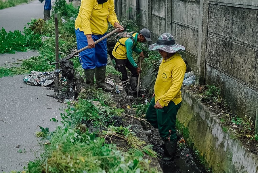 Cegah Banjir, PUPR Pekanbaru Bersihkan Drainase Jalan Diran dari Sampah dan Lumpur