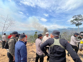 Turun Langsung Padamkan Api, Wakapolda Riau Dan Bupati Rohul Pimpin Langsung Penanganan Karhutla