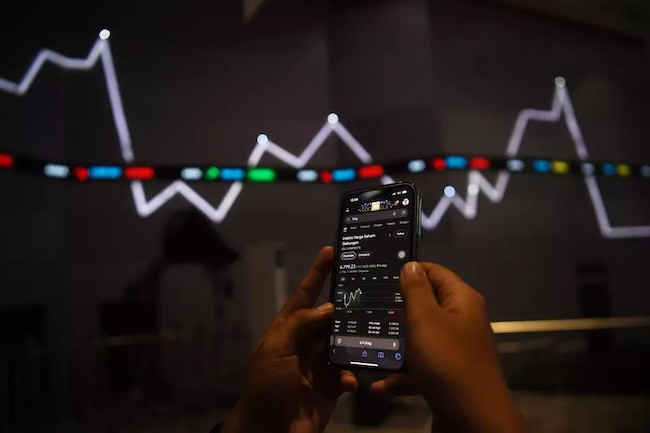 IHSG Sesi I Berfluktuasi, Rupiah Jatuh