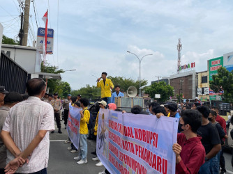 Demo di Kejari, Massa Tuntut Bongkar Dugaan Korupsi di Disperindag Pekanbaru