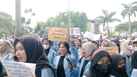 Ribuan Mahasiswa Padati Jalan Sudirman Pekanbaru, Demo di Gedung DPRD Riau