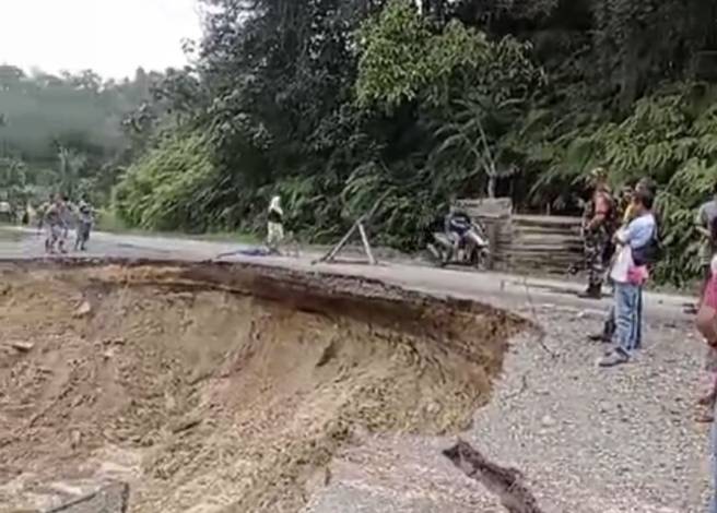 Putus Akibat Amblas, Jalan Lintas Nasional di Kuansing Buka Tutup