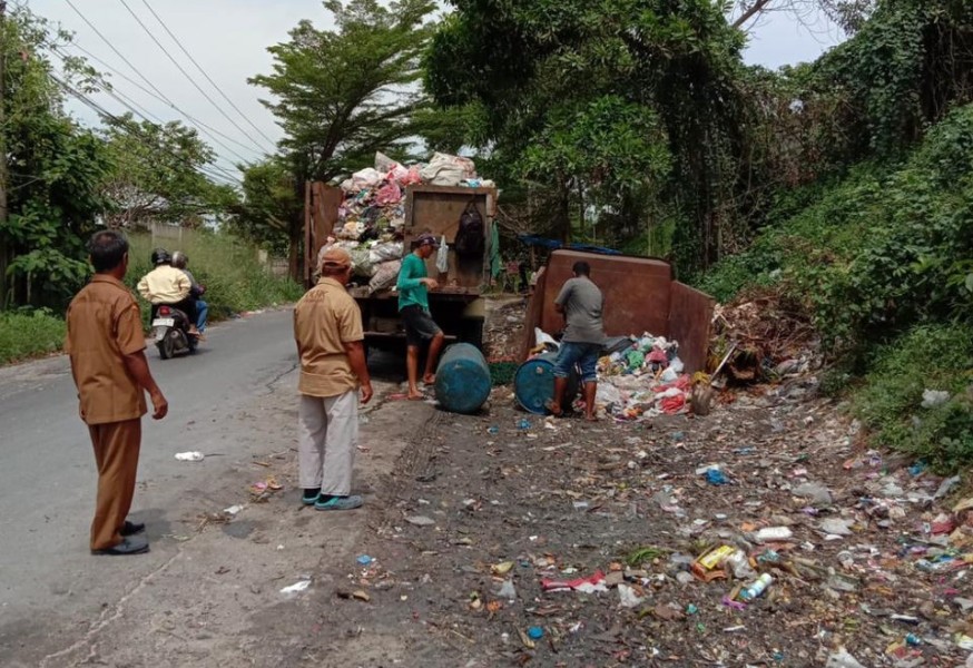 DLHK Pekanbaru Jamin Pengangkutan Sampah Tepat Waktu di TPS Gudang Kaca Kecamatan Rumbai