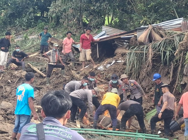 Tim Brimob Polda Riau Evakuasi Ibu dan Anak Korban Banjir di Agam