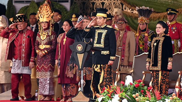 Upacara HUT ke-79 RI di IKN, Presiden Jokowi dan Ibu Negara Iriana Pakai Baju Adat Kustin