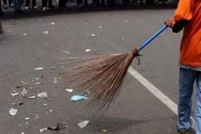 Derita Petugas Kebersihan di Kuansing: 4 Bulan Gaji Tak Dibayar, Diancam Pula Diberhentikan