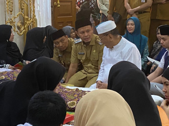 Melayat ke Rumah Bupati Rohil, Agung dan Markarius Sampaikan Duka Mendalam