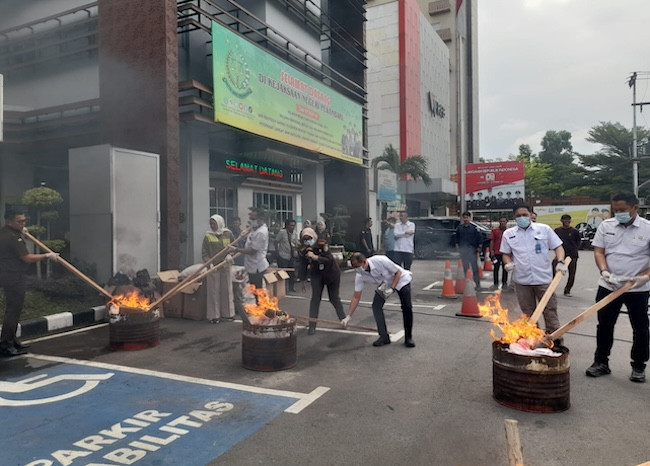 Kejari Pekanbaru Musnahkan Barang Bukti 777 Perkara Pidana Umum