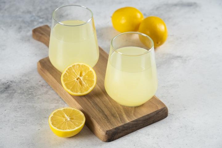 Yuk Makin Sehat di 2025, Ini Manfaat Rutin Minum Air Lemon Hangat Saat Perut Kosong