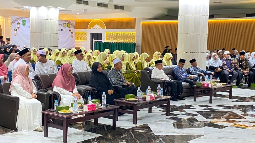 MAN 1 Pekanbaru Gelar Wisuda Tahfidz Angkatan I di Masjid Raya Annur, 21 Siswa Raih Predikat Hafiz Quran
