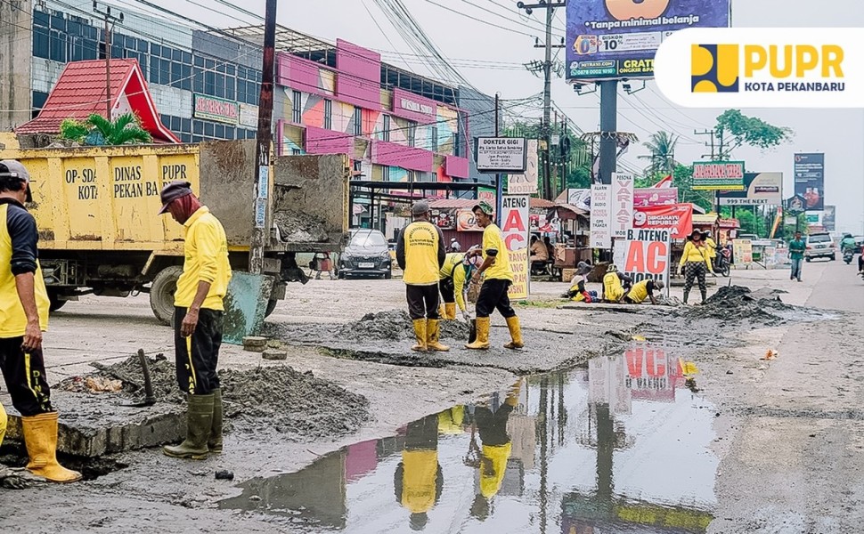 Tim Gabungan OP SDA PUPR Normalisasi Drainase di Jalan HR Soebrantas