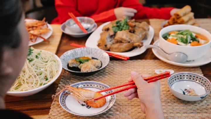 6 Makanan Khas Imlek, dari Kue Keranjang hingga Yu Sheng